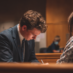 adwokat rozmawia z osobą pokrzywdzoną